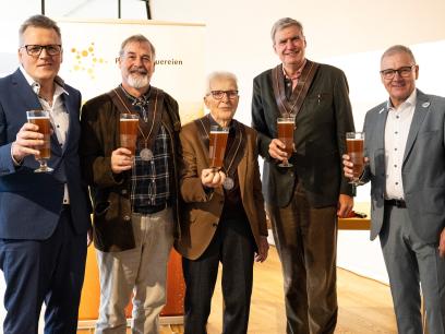 Die drei Preisträger des Bayerischen Bierordens 2024 (v.l.): Robert Widmann, Michael Krieger, Peter Ottmann gemeinsam mit Verbandspräsident Georg Rittmayer (r.) und Stefan Stang (l.), Hauptgeschäftsführer Private Brauereien Bayern (Bild: Private Brauereien / Volker Martin) 