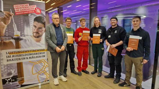 Die Teilnehmer der Deutschen Meisterschaft im Brauer und Mälzer-Handwerk 2024 (v.r.): Joshua Keck, Jonathan Röhrs, Lara-Marleen Jürgens, Johannes Hartmann (Bundessieger 2024), Maximilian Pfister mit Stefan Stang, Private Brauereien Bayern e.V. (Foto: Private Brauereien)