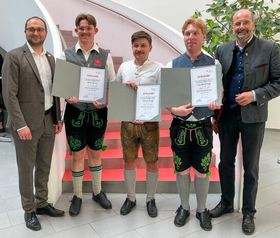 Die diesjährigen Südbayerischen Meister (v.l.): Matteo Kirsch (2. Platz), Johannes Grießer (1. Platz) und Cevin Wechslinger (3. Platz), eingerahmt von Benedikt Meier-Bausewein, Private Brauereien Bayern e.V. (l.) und Dr. Lothar Ebbertz, Bayerischer Brauerbund e.V. (Bild: Private Brauereien)